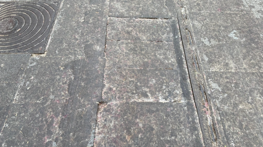 Los peligros de la cera en las calles: Lipasam intentará retirarla en menos días en los 40 kilómetros de calles donde está adherida