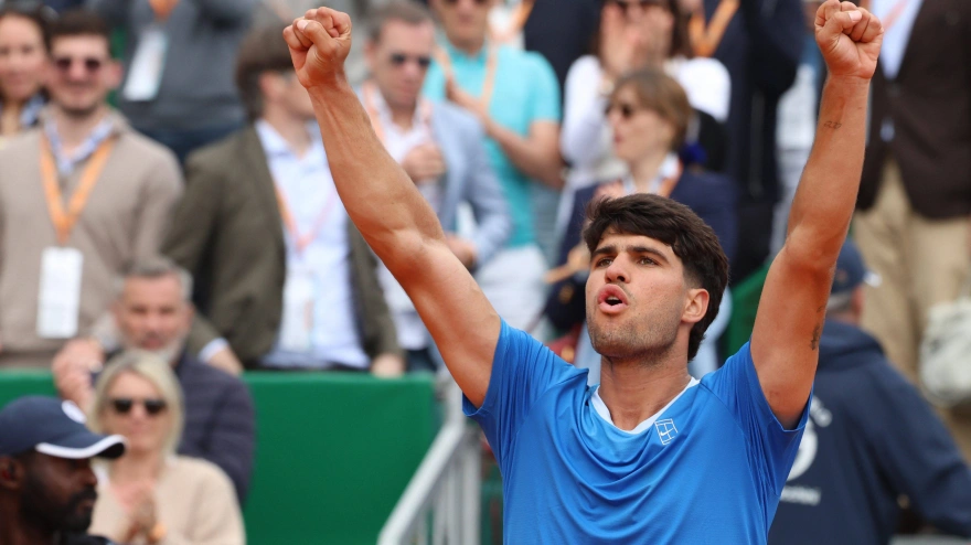 Carlos Alcaraz celebra su victoria ante Báez