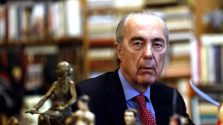 Luis Alberto de Cuenca.El escritor Luis Alberto de Cuenca reúne en 'Se aceptan cheques, flores y mentiras' (verso & cuento) parte de sus poemas más reconocidos en una compilación que aborda temas como el amor o la corrección política, de la que el autor cree que ha "invadido" la sociedad actual.SOCIEDAD EUROPA ESPAÑA CULTURA