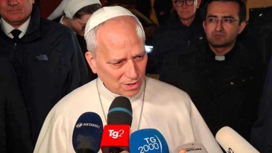 El papa León XIV responde a las preguntas de la prensa al salir de la residencia papal en Castel Gandolfo para regresar al Vaticano.