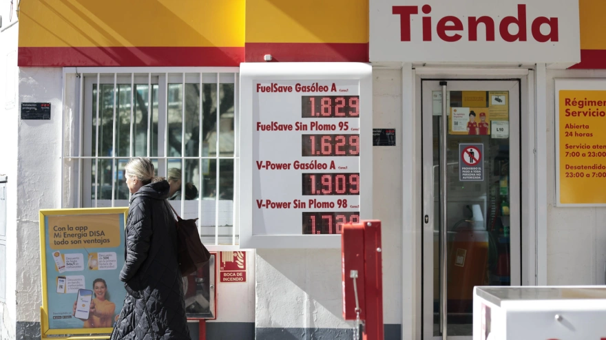 Lista de precios de los diferentes derivados del petróleo ofertados en una estación de servicio de Madrid