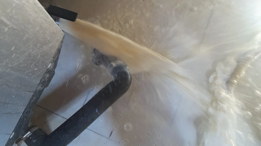 Ganaderos de Ribadeo tiran la leche porque no tienen comprador