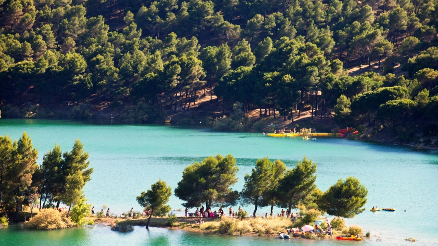 Gente bañándose en un día soleado en el Embalse del Conde de Guadalhorce, Andalucía, España.