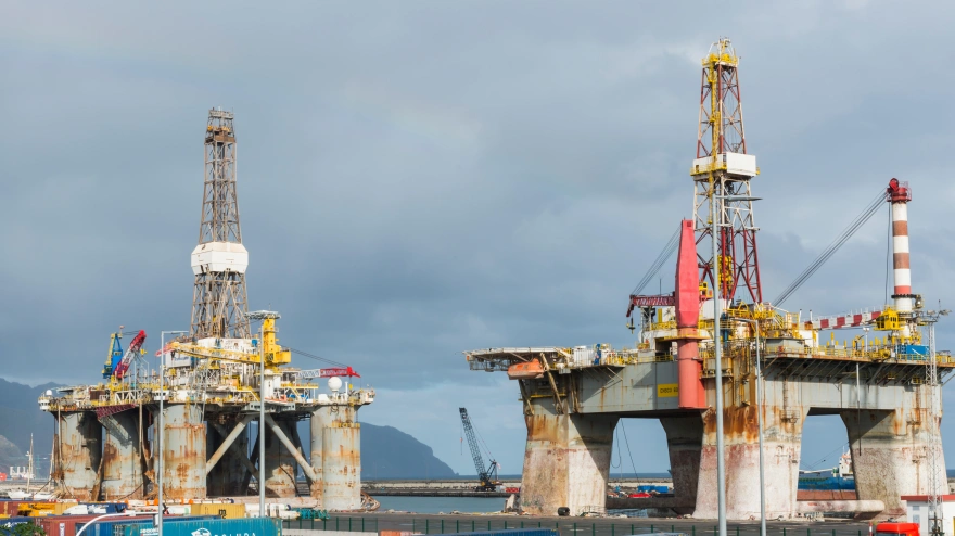 Imagen de recurso de dos plataformas de petróleo en Santa Cruz de Tenerife