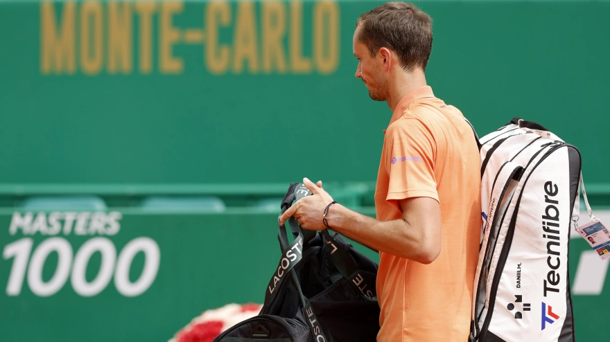 Medvedev realizó un partido lamentable ante Berrettini y perdió por 6-0 y 6-0.