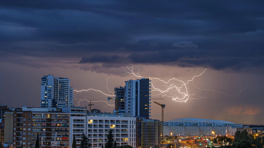 Tormenta en el cielo de Zaragoza