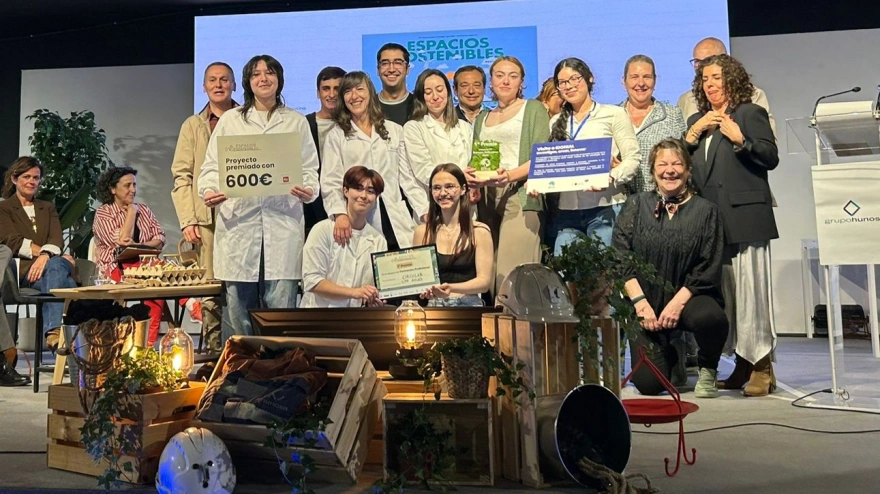 Alumnos y profesores durante la entrega del galardón