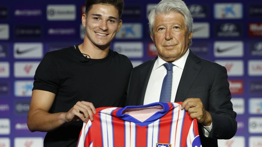 Enrique Cerezo posa con Julián Álvarez en su presentación como jugador del Atlético de Madrid.