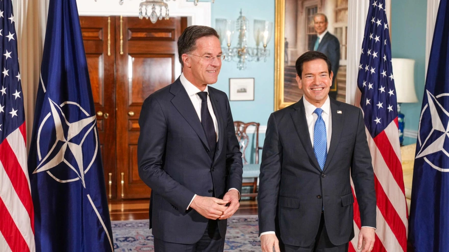 Fotografía cedida por el Departamento de Estado de Estados Unidos donde aparece su secretario, Marco Rubio (d), posando junto al secretario general de la OTAN, Mark Rutte (i), durante una reunión este miércoles en el Departamento de Estado en Washington (EE.UU.)