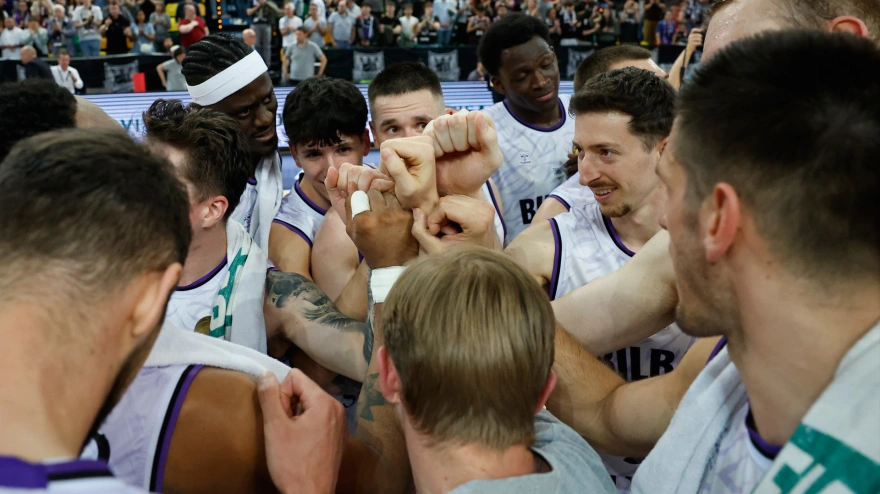 Alegría en los jugadores del Surne Bilbao Basket tras volver a meterse en la final de la Copa FIBA Europa de baloncesto