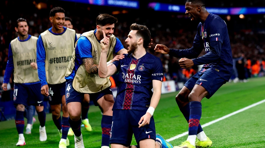 Khvicha Kvaratskhelia celebra el segundo gol para el PSG contra el Liverpool en la ida de los cuartos de final de la Liga de Campeones