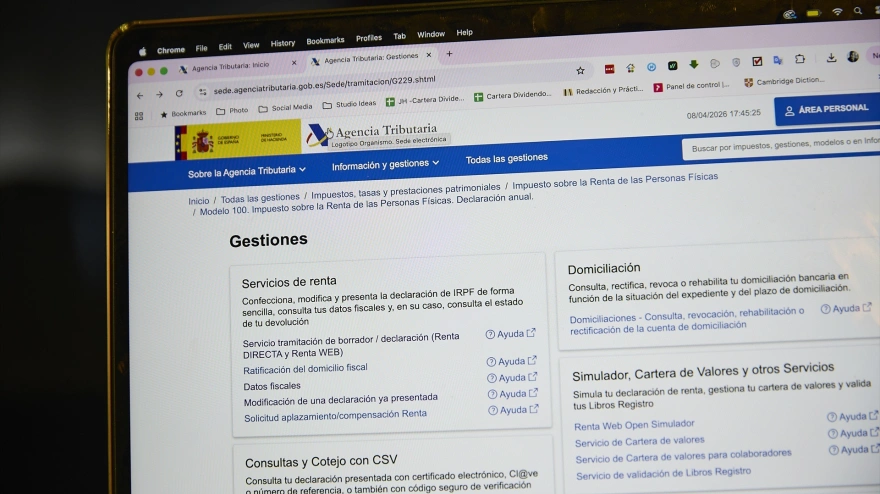 Una persona hace el borrador de su declaración de la renta en un ordenador