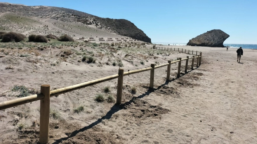 Playa de Mónsul, en el Parque Natural de Cabo de Gata-Níjar (Almería).