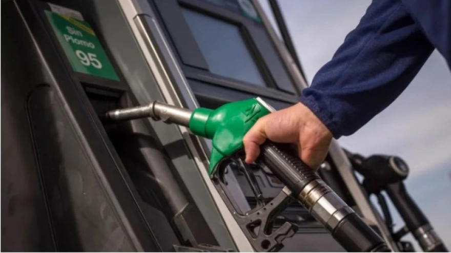 El petróleo se desploma un 13% pero la gasolina no baja: la razón que lo explica: "Efecto cohete y pluma"