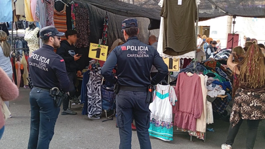 Agentes controlando mercadillos en Cartagena