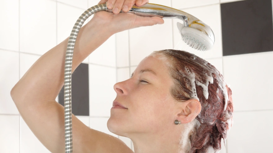 Una mujer se lava el pelo