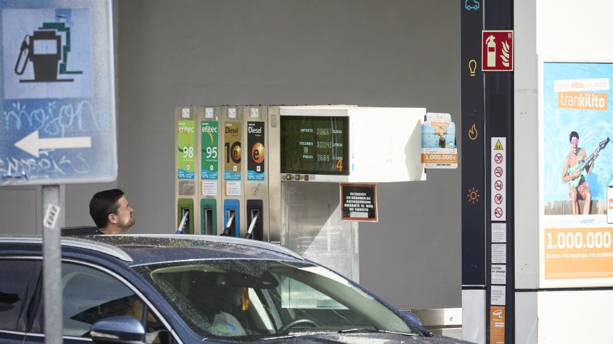 Imagen de archivo de un hombre repostando en una gasolinera en Madrid