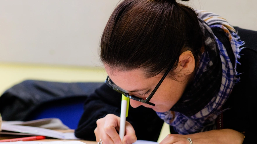 Alumno haciendo un examen