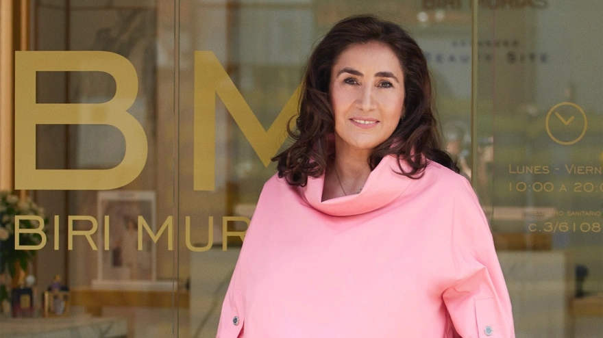 La especialista en estética y medicina estética Biri Murias, a las puertas de su centro en Gijón