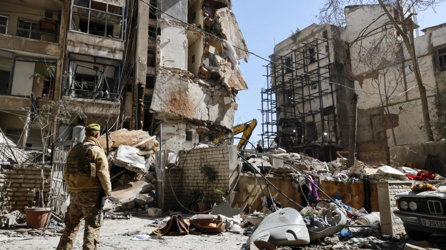 Un soldado libanés delante un edificio bombardeado en Beirut