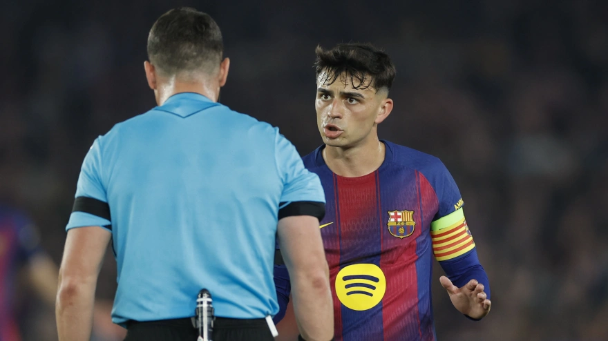 Pedri protesta a Kovacs durante el partido ante el Atlético en el Camp Nou de este miércoles.