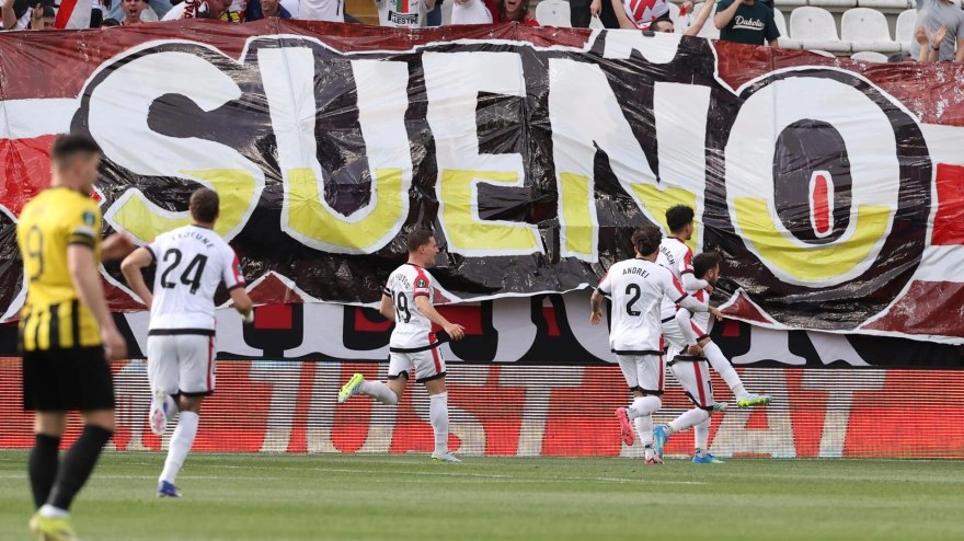 Ilias celebra en el gol en el Rayo Vallecano - AEK