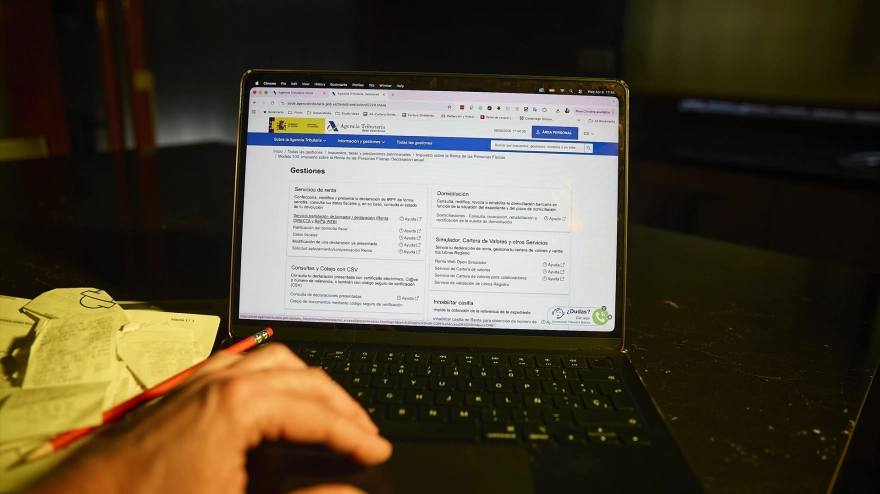Una persona hace el borrador de su declaración de la renta en un ordenador