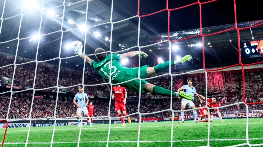 Radu hace una parada durante el Friburgo - Celta, de la Europa League