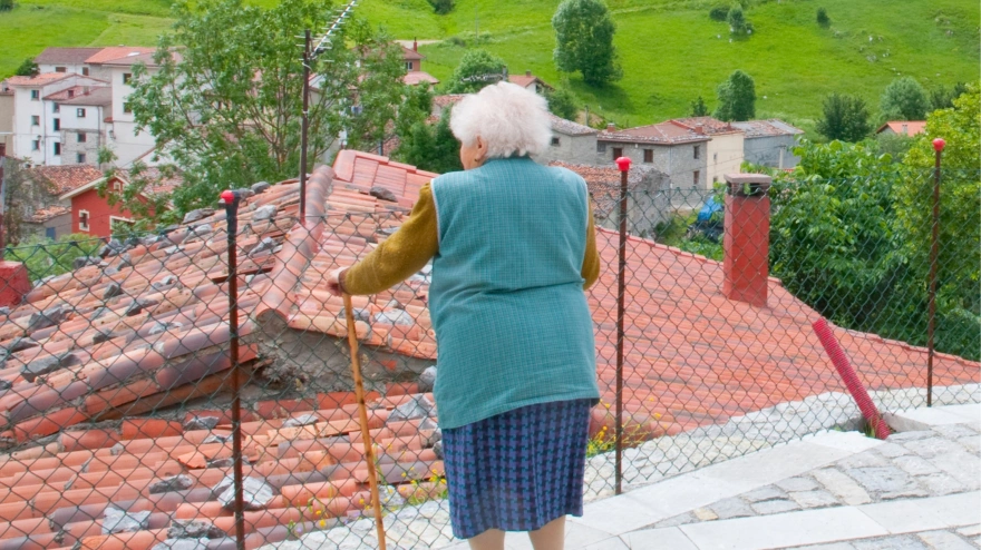 Imagen de recurso de una persona mayor en un pueblo