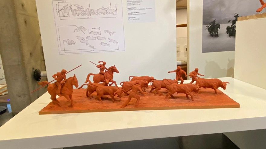 Presentación de la maqueta de La Saca que dará pie a la mayor escultura en bronce de la ciudad