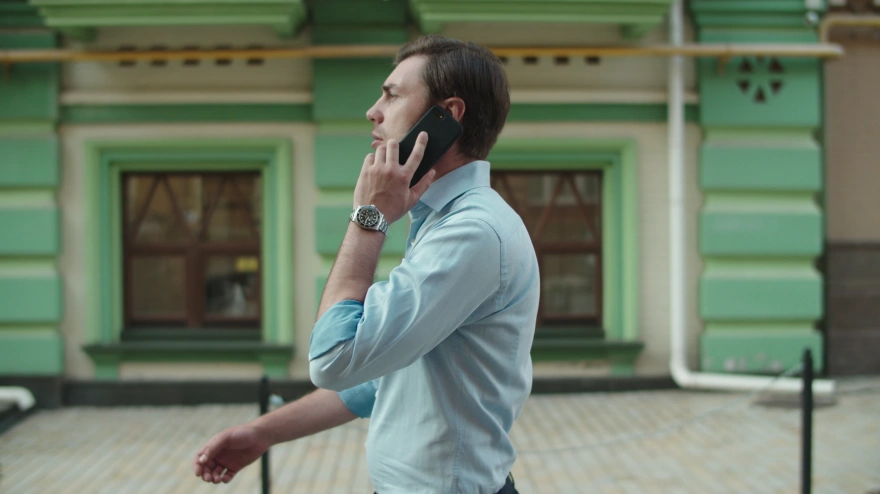 Un hombre de mediana edad responde una llamada fantasma.