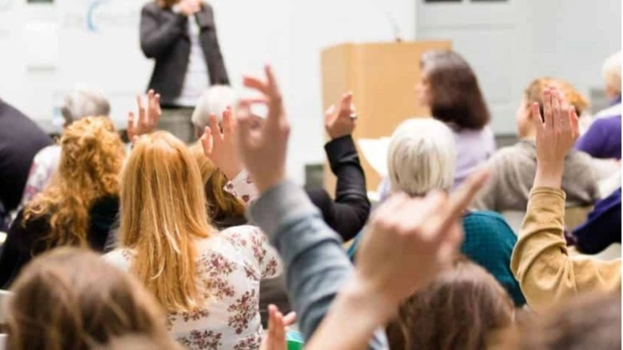 La Universidad de Mayores de Extremadura y la Diócesis de Coria-Cáceres impulsan un espacio de diálogo