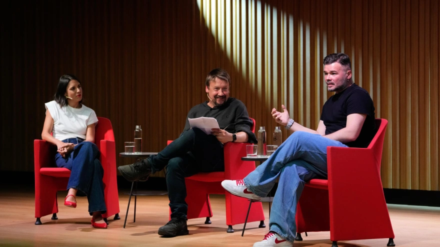 El portavoz de ERC en el Congreso, Gabriel Rufián; la número dos de Podemos, Irene Montero y Xavier Domenech, exdiputado de Comunes, en Universidad Pompeu Fabra de Barcelona
