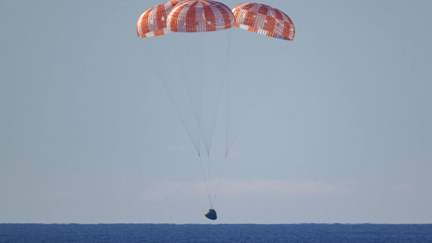 Una fotografía facilitada por la Administración Nacional de Aeronáutica y del Espacio (NASA) muestra la nave espacial Orion 'Integrity' de la NASA mientras desciende en paracaídas en el Océano Pacífico, el 10 de abril de 2026.