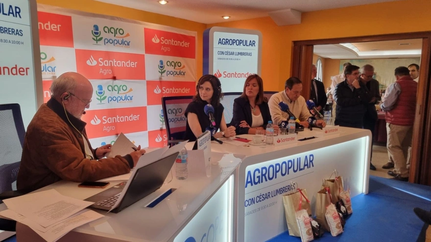 César Lumbreras, con la presidenta de la Comunidad de Madrid, Isabel Díaz Ayuso