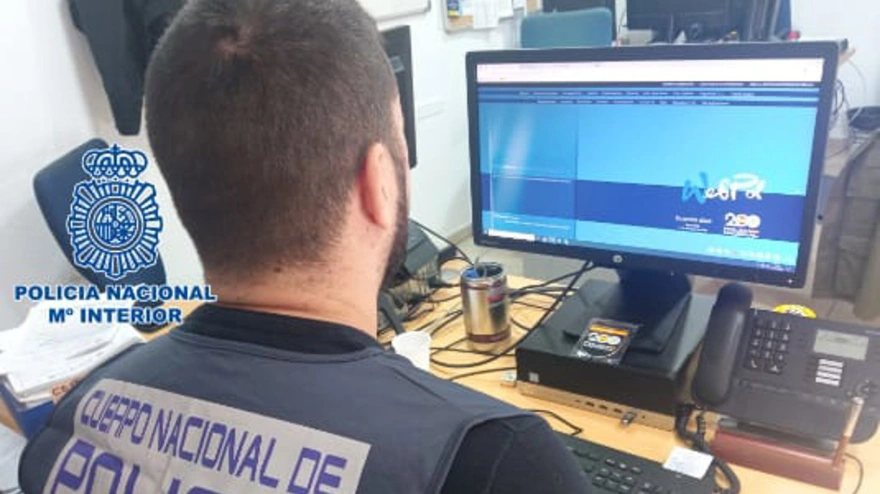 Foto de archivo de un agente luchando contra los delitos telemáticos