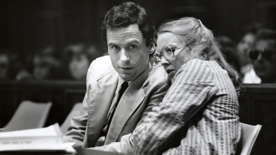 RNG2EY Ted Bundy Murder Trial - Miami - Ted Bundy with defense attorney Margaret Good at the defense table. Theodore Robert Bundy was an American serial killer, kidnapper, rapist, burglar, and necrophile who assaulted and murdered numerous young women and girls during the 1970s and possibly earlier. After more than a decade of denials, he confessed to 30 homicides that he committed in seven states between 1974 and 1978.