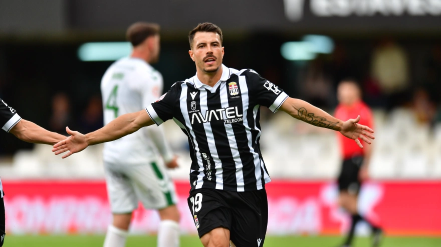 Chiki tras un gol de tres puntos