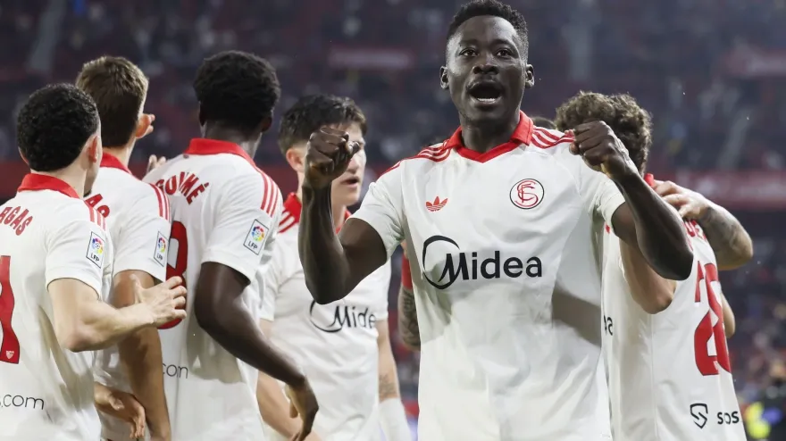 SEVILLA, 11/04/2026.- El delantero del Sevilla Akor Adams (d) celebra tras marcar el 1-0, durante el partido de LaLiga de fútbol que Sevilla FC y Atlético de Madrid disputan este sábado en estadio Ramón Sánchez-Pizjuán. EFE/José Manuel Vidal