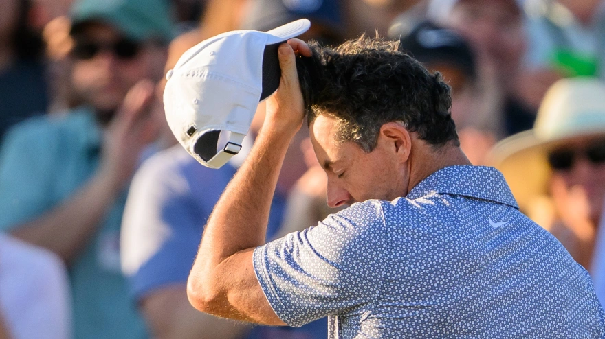 Rory McIlroy se lamenta después de dejar escapar su histórica ventaja en la jornada de este sábado.