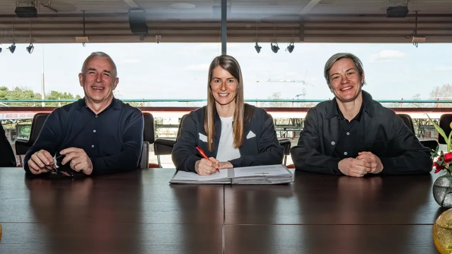 Eta ya había sido designada como entrenadora del equipo femenino para la próxima campaña.