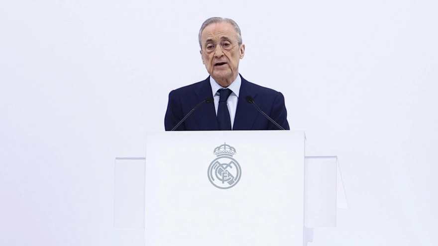 Florentino Pérez da un discurso durante la ceremonia de entrega de insignias.