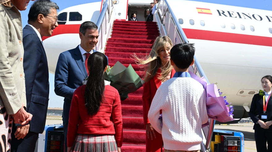 El jefe del Gobierno español, Pedro Sánchez, acompañado de su mujer, Begoña Gómez, llega este sábado a Pekín en la que es su cuarta visita a China en cuatro años