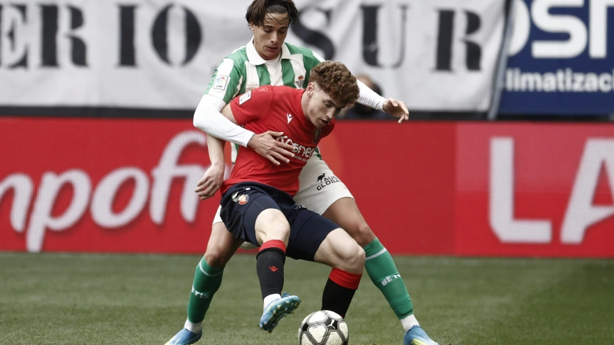 Víctor Muñoz protege el balón ante Diego Gómez, en el Osasuna - Betis