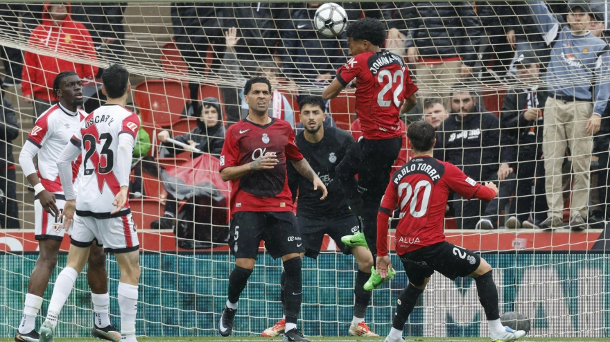 Johan Mojica despeja un balón de cabeza durante el Mallorca - Rayo