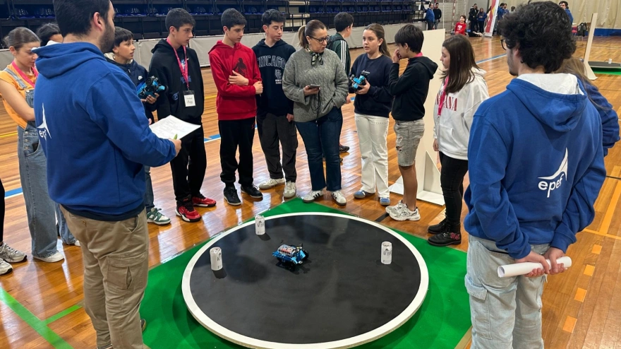 El profesor de la Escola Politécnica de Enxeñaría de Ferrol (EPEF), Esteban Jove, coordinando un campeonato