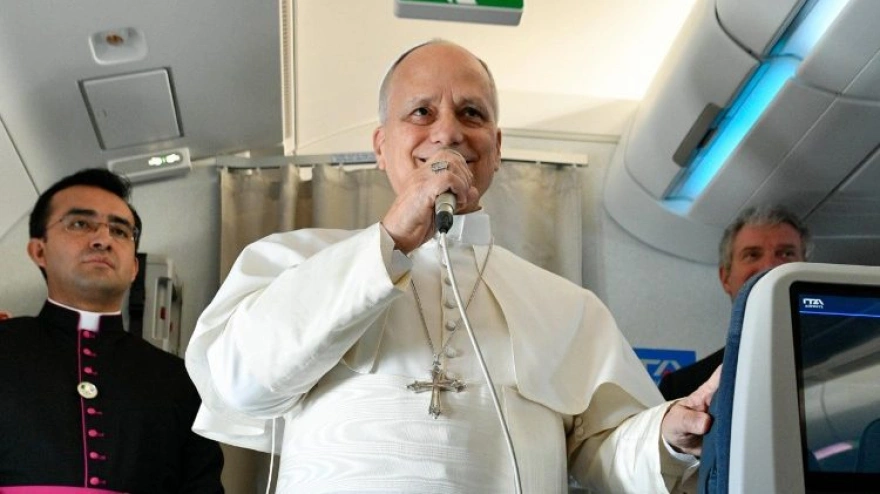 El Papa León XIV habla con la prensa en el avión papal