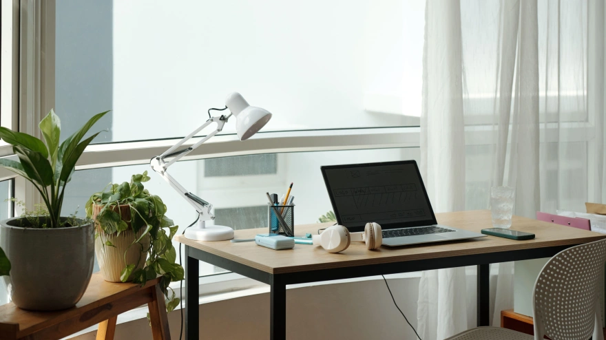 Dormitorio con luz natural