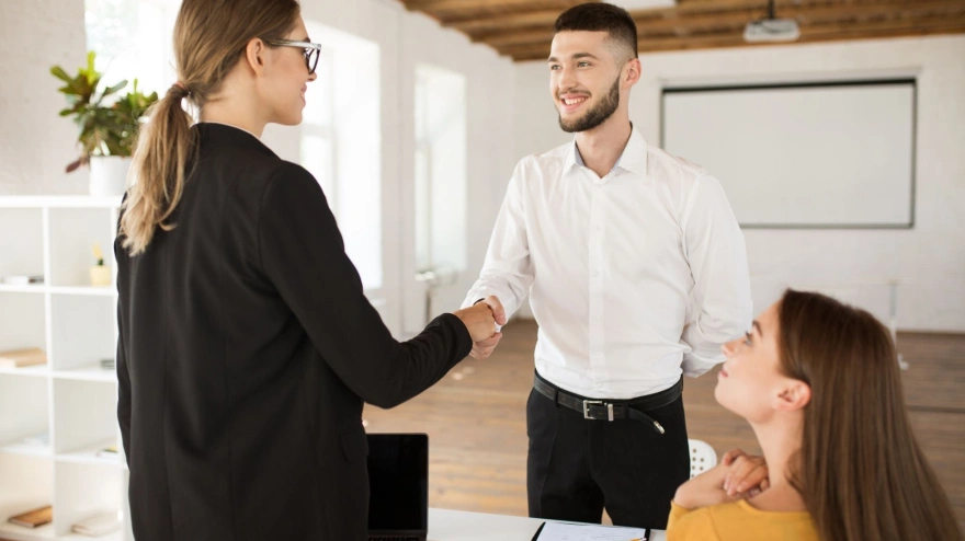 Jóvenes en búsqueda de una oportunidad laboral