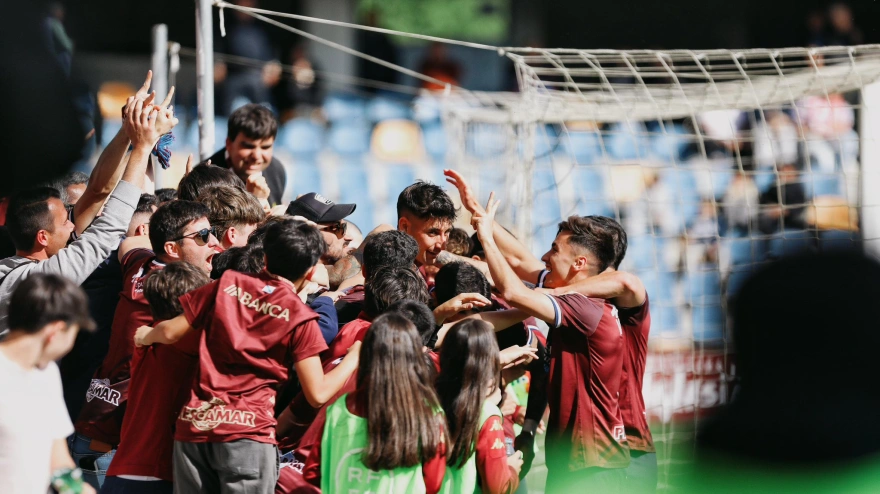 Alain celebra con los aficionados uno de sus tres goles a la Ponferradina